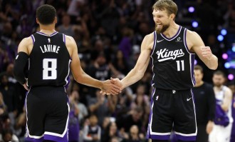 萨博尼斯24+13字母哥26+11+8 国王险胜雄鹿